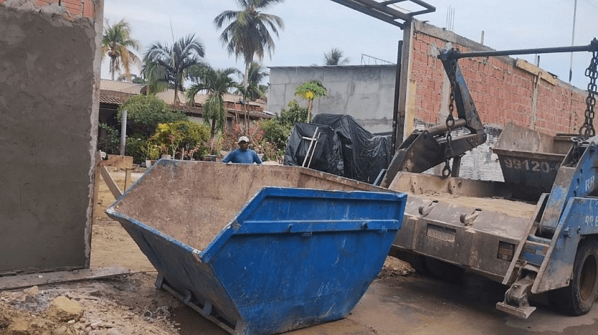 Caixa coletora de entulho utilizada em obra em Manaus