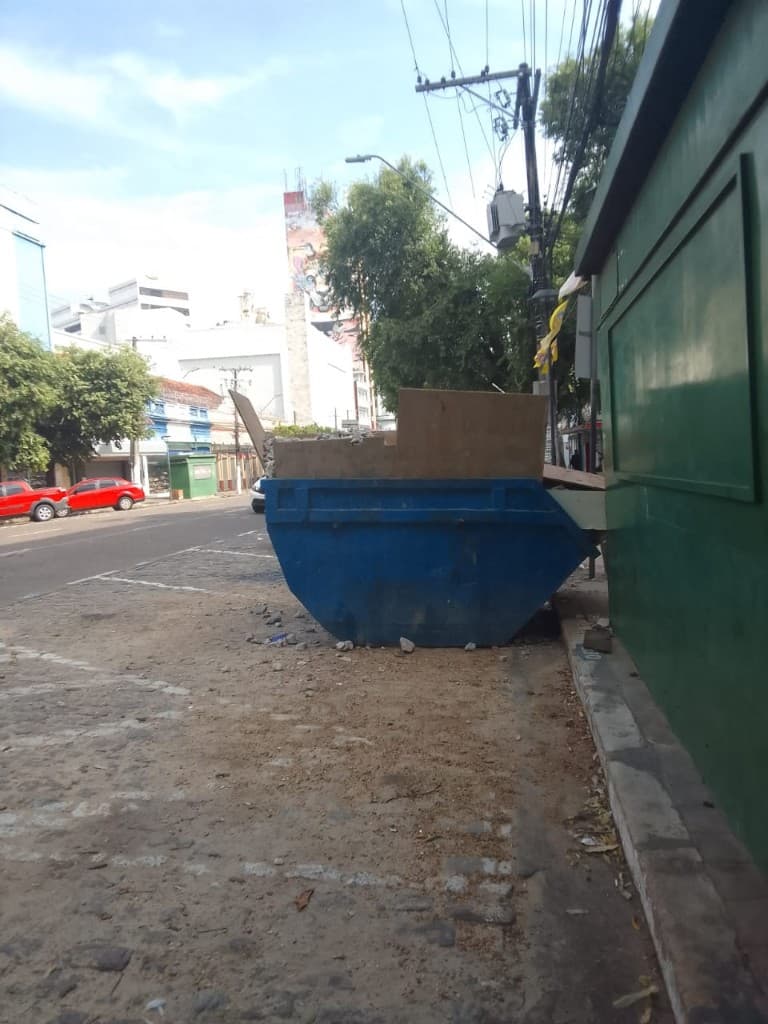 Exemplo proibido: instalação de paredão com tábuas para sobrecarregar a caixa coletora