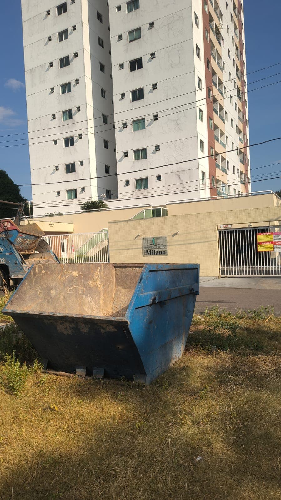 Caixa coletora azul da 3J com caminhão de entrega em Manaus