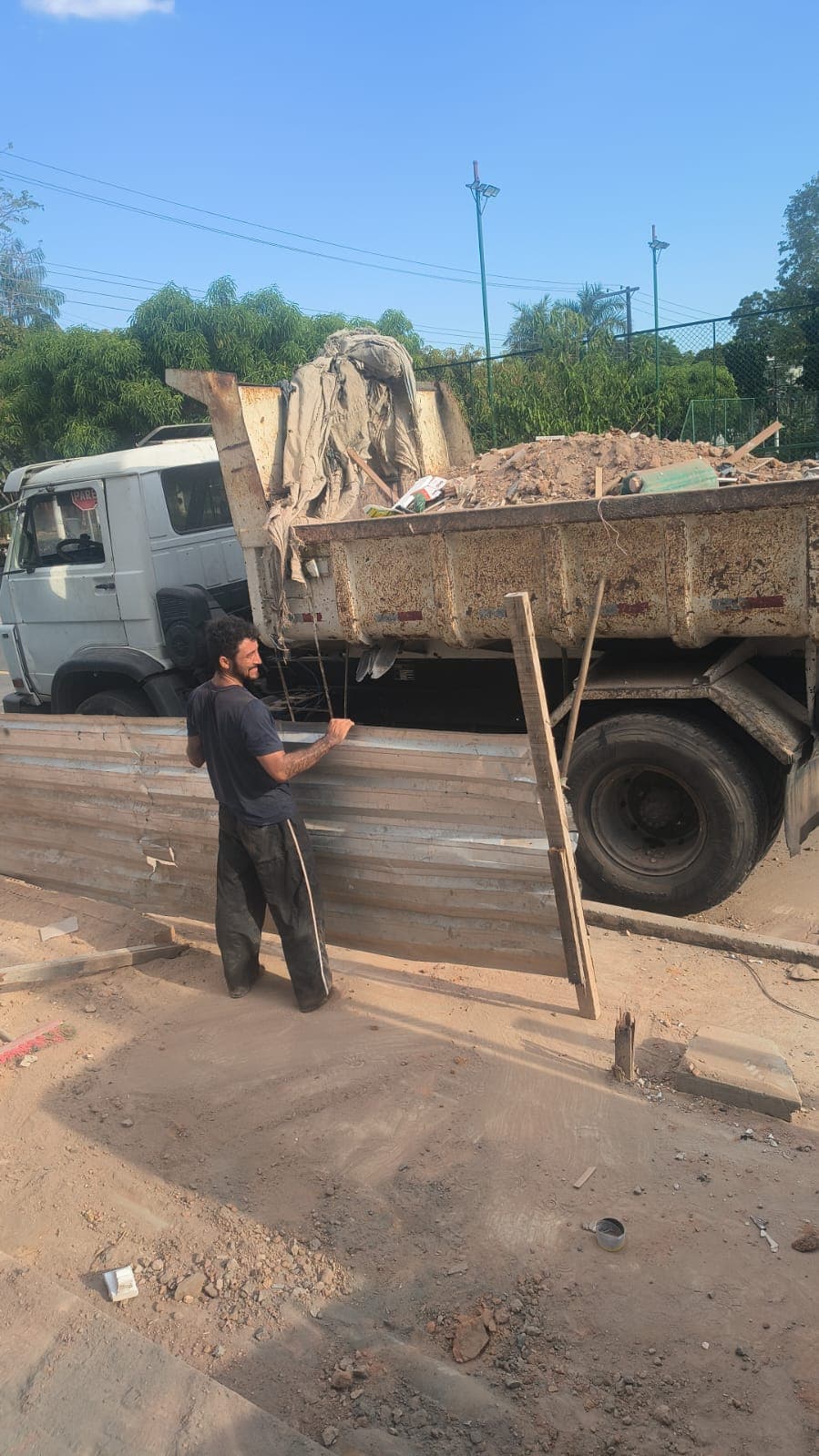 Equipe da 3J Caixas Entulhos Manaus recolhendo entulho em caçamba basculante